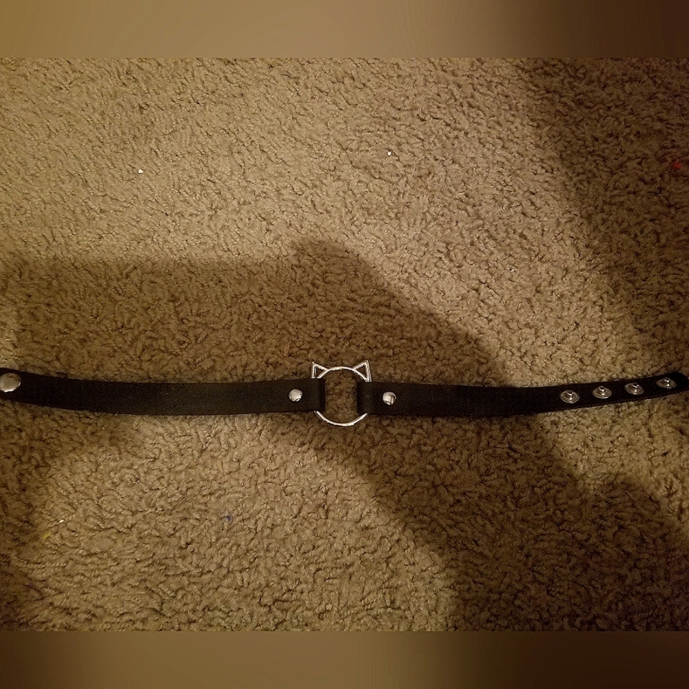 Cat shaped choker